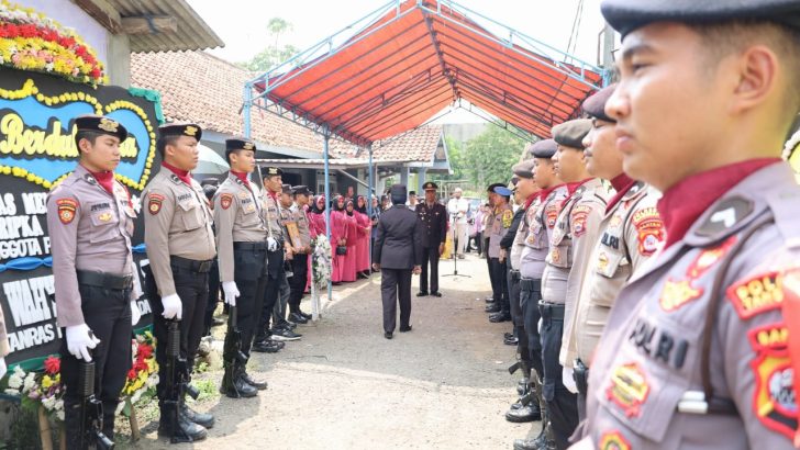 Upacara Kedinasan Mengiringi Pemakaman Almarhum BRIPKA Anwarudin, Polsek Cikupa