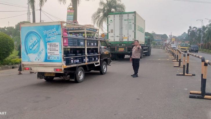 Personil Sat Pamobvit Polresta Tangerang melaksanakan pengaturan lalin di gerbang kawasan Cikupamas