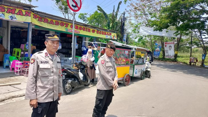 Anggota Polsek Tigaraksa Mengatur Lalulintas Bentuk Pelayanan Polri Kepada Masyarakat, Minggu 29/09/2024.
