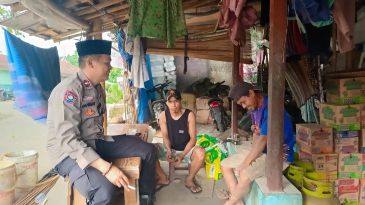 NGOBROL SANTAI DI WARUNG, BHABINKAMTIBMAS POLSEK BALARAJA BERSAMA AIPDA RAHMAT DENGAR ASPIRASI WARGA
