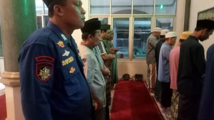Bripka sayoko melaksanakan kegiatan subuh keliling di masjid Kronjo