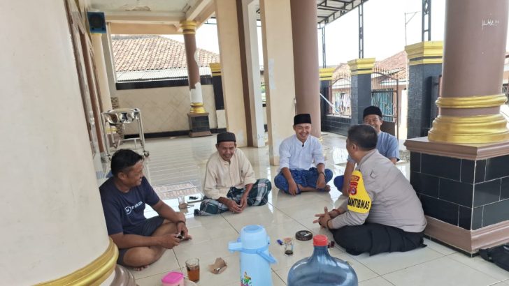 Bhabinkamtibmas Polsek Balaraja Polresta Tangerang, Sambangi Tokoh Masyarakat di Kampung ilat Balaraja.