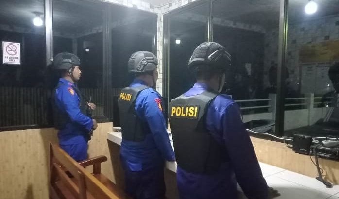 Personel jaga Pastikan Seluruh Mako Dalam Keadaan Aman, Satpolairud Polresta Tangerang Lakukan Patroli Sekitar Mako malam hari