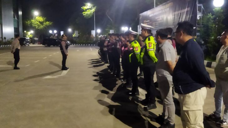 Anggota Sat Intelkam Polresta Tangerang melaksanakan Apel Malam piket Fungsi di Halaman Mapolresta Tangerang