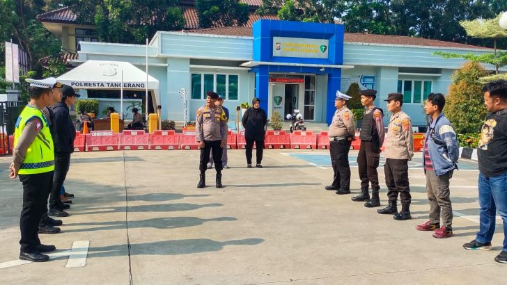 Anggota Sat Intelkam Polresta Tangerang melaksanakan Apel serah terima piket Fungsi di Halaman Mapolresta Tangerang