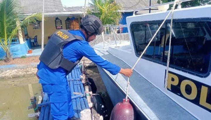 Guna kesiapan dalam melaksanakan kegiatan patroli perairan, anggota satpolairud melakukan pengecekan tali temali kapal patroli