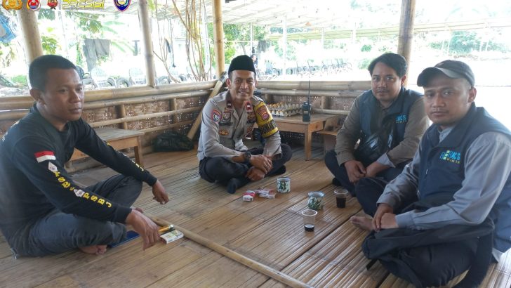 Sambang Tokoh, Ajak Warga Ngobrol Sambil Duduk Santai AIPDA MULYASAN ANGGOTA BHABINKAMTIBMAS POLSEK BALARAJA