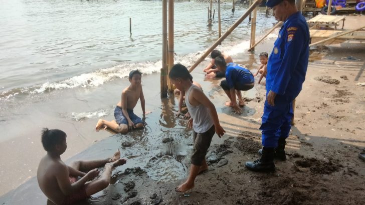 Anggota satpolairud melaksanakan kegiatan PAM wisata di pantai tanjung kait
