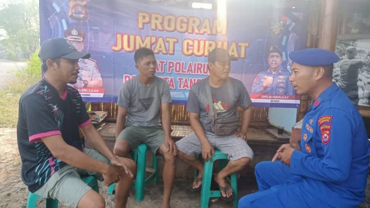 Unit patroli satpolairud Polresta Tangerang melaksanakan kegiatan Jumat curhat di kronjo