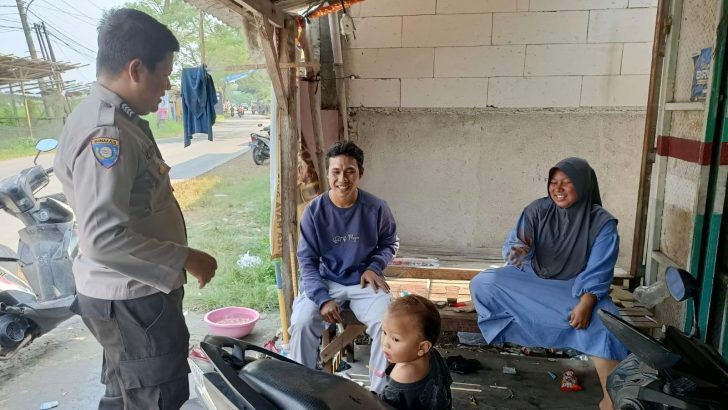 Bripka Dwi Pri lalukan Patroli Sambang, sebagai bentuk upaya pendekatan diri dengan masyarakat di Desa Kedung