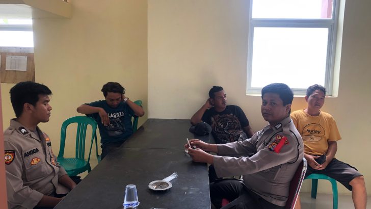 Bripka Dwi P dan Briptu Widdi A kunjungi Tokoh Pemuda Desa Kedung guna menjalin Tali Silaturahmi dengan para pemuda.