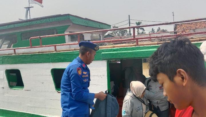 Demi terwujud ny situasi Kamtibmas yang aman dan kondusif anggota satpolairud melaksanakan kegiatan pengawasan di pelabuhan kapal penumpang dan barang