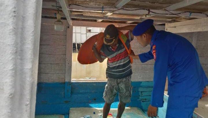 Utamakan keselamatan pada saat berlayar anggota satpolairud melakukan pengecekan alat keselamatan di kapal tradisional penumpang dan barang