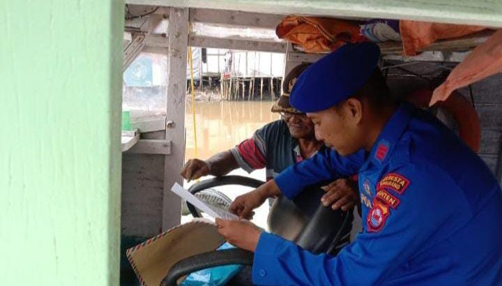 Guna tertib administrasi anggota satpolairud melakukan pengecekan dokumen kapal penumpang dan barang