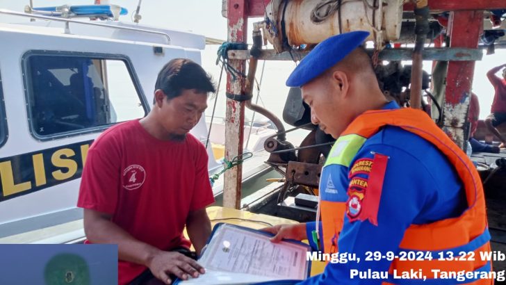 ABK kapal patroli melakukan pemeriksaan kapal nelayan di perairan pulau laki