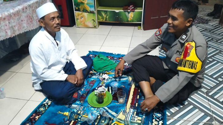 Aiptu Sukarna kunjungi Tokoh Agama di Desa Kresek dalam rangka giat rukun Ulama Umaro