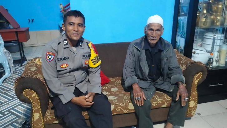 Aiptu Sukarna kunjungi Tokoh Masyarakat di Desa Cipaeh guna menjalin Tali Silaturahmi dengan para Sesepuh.