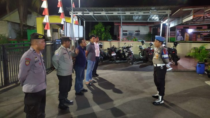 Melanjutkan tugas rutin, Aipda Arif Nur pimpin Apel Malam di halaman Mapolsek Kresek.
