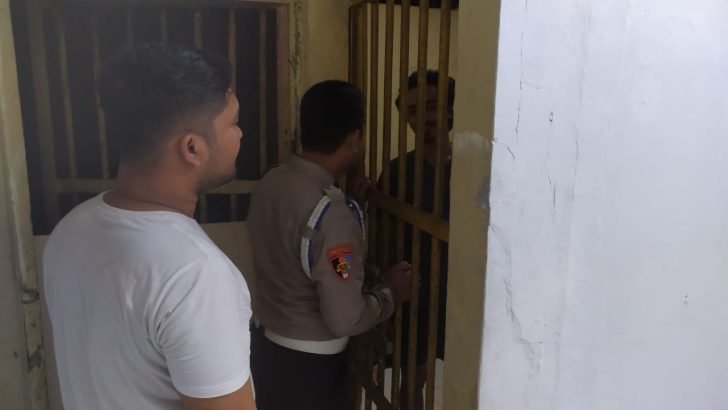Menjaga keamanan Polsek Kresek, Aipda Arif N dan Briptu Marbun lakukan Pengecekan kondisi Tahanan di Mapolsek Kresek Polresta Tangerang