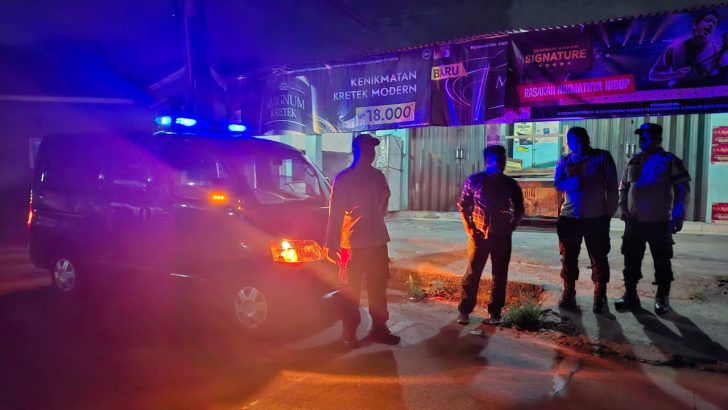 Kegiatan patroli mobile personil polsek rajeg antisipasi gangguan kamtibmas pada malam hari