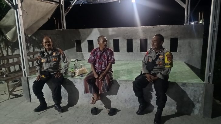 Ipda Setiyono dan Aiptu Faisal tetap semangat menjaga wilayahnya dari Gangguan Kamtibmas Malam Hari.