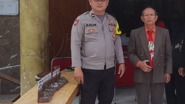 Bhabinkamtinmas Polsek Pasar Kemis Aipda Ahmad Agus Hafiudin Pam Gereja HKBP Kuta Bumi