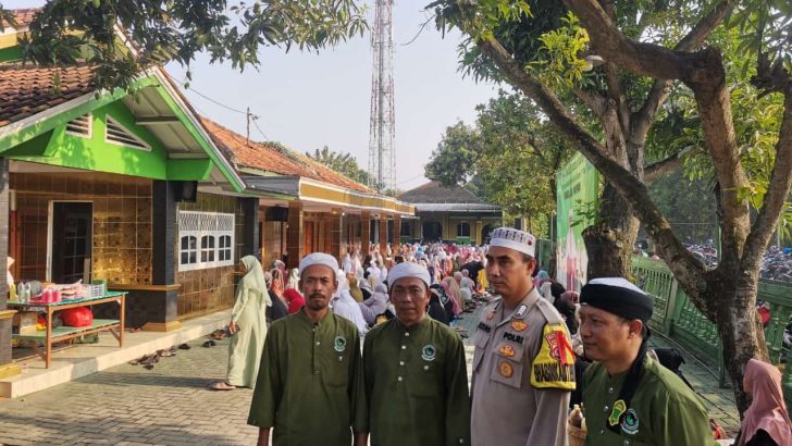 Bhabinkamtibmas Cibadak, Bripka Ilyas, Hadiri Peringatan Maulid Nabi dan Sampaikan Pesan Damai