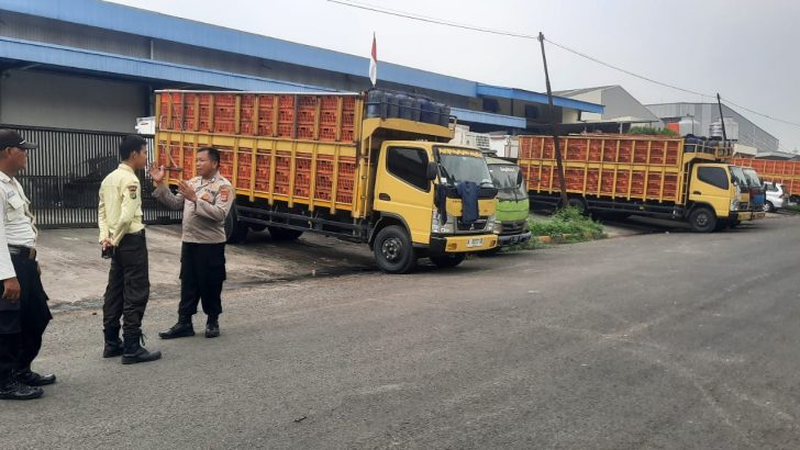 Personil Sat Pamobvit Polresta Tangerang bersama Security KIPC melaksanakan patroli dialogis di kawasan Cikupamas
