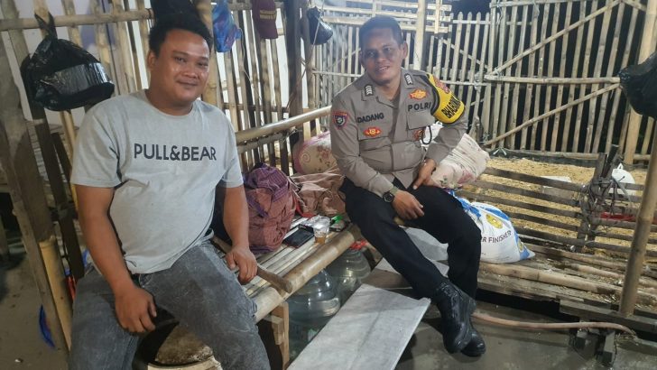 Patroli Mobile malam hari dilakukan Bripka Dadang dalam mencegah Guantibmas di wilayah