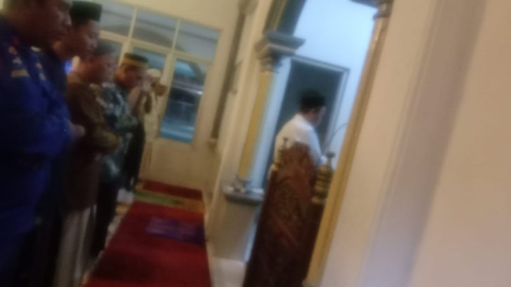 Bharaka Khairul Melaksanakan Sholat Subuh Keliling Di Masjid Nurul Bihar Kec. Kronjo