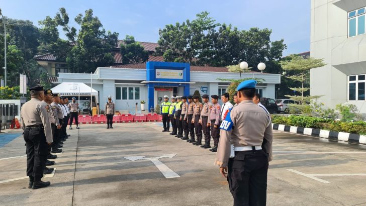 Anggota Sat Intelkam Polresta Tangerang melaksanakan Apel serah terima piket Fungsi di Halaman Mapolresta Tangerang