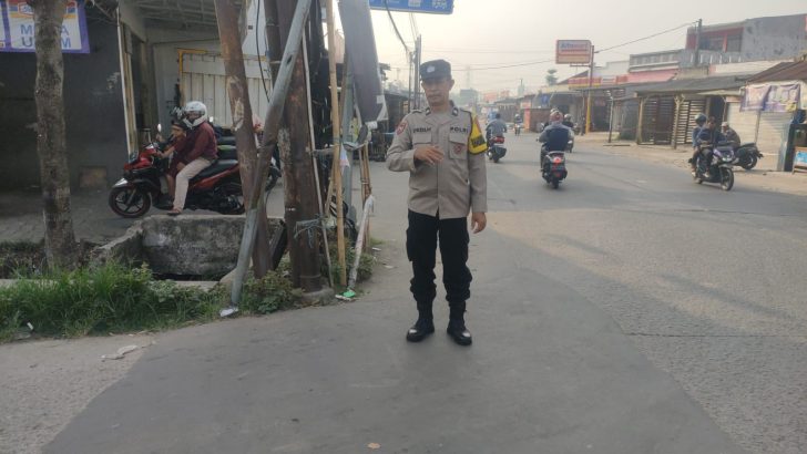 Aiptu Dedi Bhabinkamtibmas Polsek Balaraja Polresta Tangerang, melaksanakan Pengaturan lalu lintas untuk Melayani Masyarakat