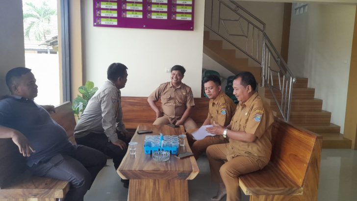 Bripka Dimas H arvi sambangi kantor Desa sebagai bentuk menjalin Sinergitas dengan Aparatur Desa Rancagede