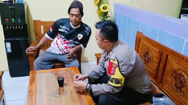 Personil Bhabinkamtibmas Polsek Cisoka Polresta Tangerang Polda Banten Melaksanakan Kegiatan Sambang Warga Di Desa Binaan .