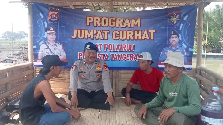Briptu Miftah Laksanakan Commander Wish Kapolda Banten Jumat Curhat Bersama Masyarakat Pesisir Dan Nelayan Desa Lontar