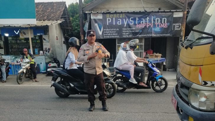 Bripka Ada Prantona Bhabinkamtibmas Polsek Balaraja melaksanakan Pengaturan lalu lintas untuk Melayani Masyarakat
