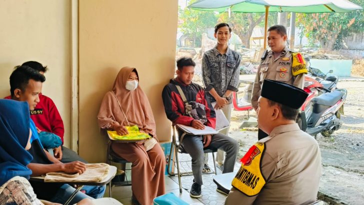 Polisi Peduli pengangguran (Poliran) Anggota Bhabinkamtibmas  Polsek Balaraja Polresta Tangerang, memberikaan pesan-pesan kamtibmas kepada warga