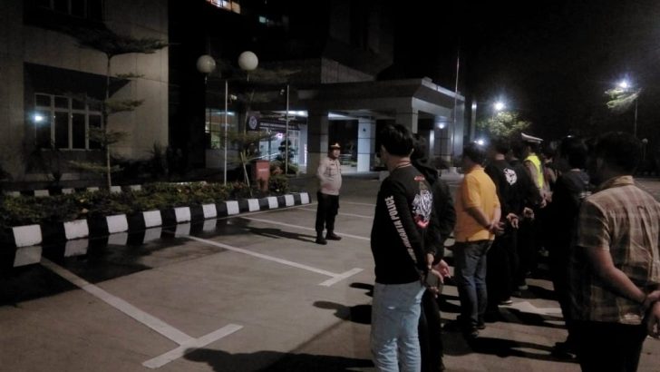 Anggota Sat Intelkam Polresta Tangerang melaksanakan Apel Malam piket Fungsi di Halaman Mapolresta Tangerang