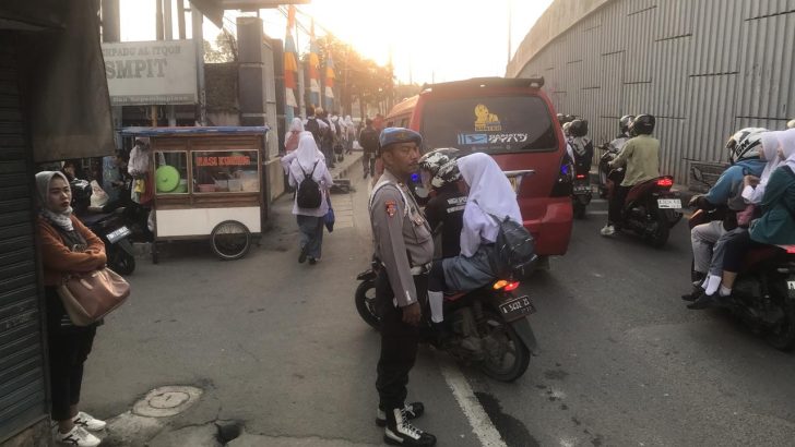 Aipda Ikrar Dinata melaksanakan Pengaturan lalu lintas untuk Melayani Masyarakat