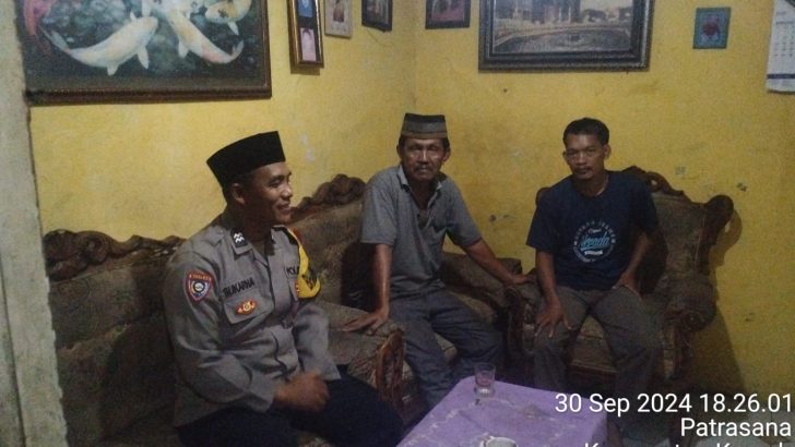Aiptu Sukarna kunjungi Tokoh Masyarakat di Desa Patrasana guna menjalin Tali Silaturahmi dengan para Sesepuh.