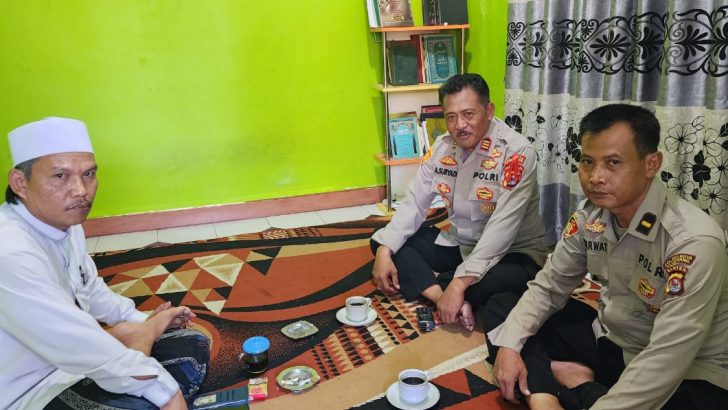 Sebagai bentuk kepedulian dan pendekatan diri dengan Tokoh Agama, Kapolsek Kresek lakukan Sambang Warga di Desa Kresek