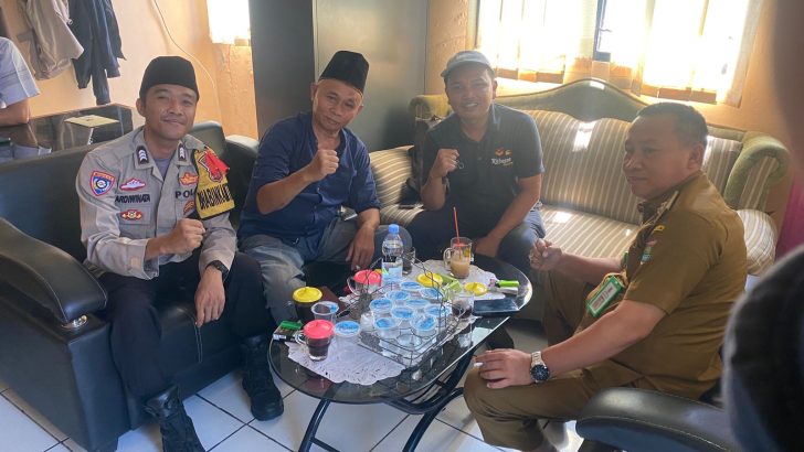 Bhabinkamtibmas Sambang Kantor Kelurahan Silahturahmi Dengan Lurah dan Staf Kelurahan Dan Sampaikan Pesan Kamtibmas
