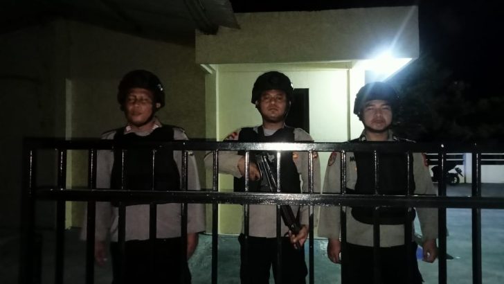 Personel jaga Pastikan Seluruh Mako Dalam Keadaan Aman, Satpolairud Polresta Tangerang Lakukan Patroli Sekitar Mako malam hari