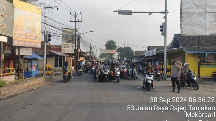 Kanit Samapta bersama anggota,  pengaturan lalulintas dan pelayanan bagi pengguna jalan di TL Kukun.