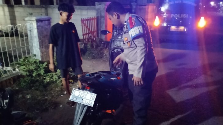 Mengantisipasi terjadinya Gangguan Kamtibmas di Malam Hari, Aipda Arif Nur lakukan Patroli mobile