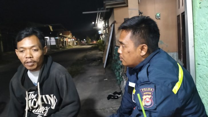 Anggota Polsek Kresek Bripka Dimas Herdian tetap semangat menjaga wilayahnya dari Gangguan Kamtibmas Malam Hari.