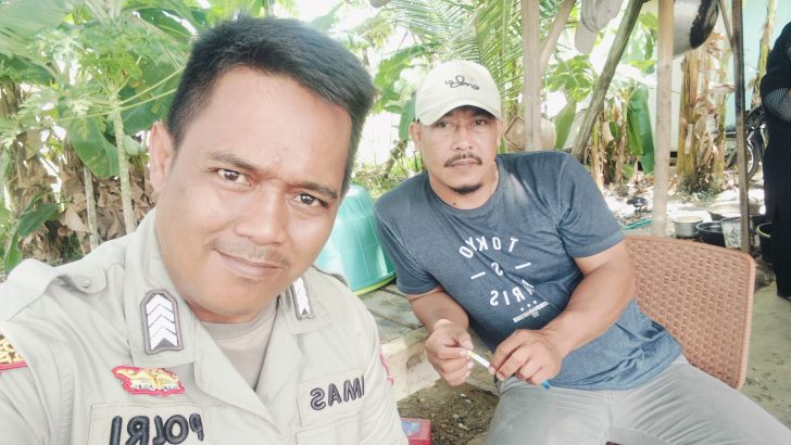 Semakin dekat dan erat dengan warga binaannya di Desa Tamiang, Polisi RW Bripka Dimas Herdian Arvi lakukan sambang