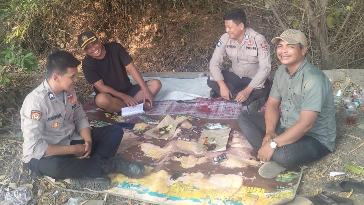 Menjaga Sinergitas dengan masyarakat, Bripka Dwi dan Briptu Angga lakukan Patroli Mobile dan Dialogis di Desa Kandawati
