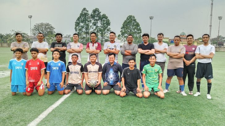 Jaga kebugaran, Kapolsek Pasar Kemis Bermain Sepak Bola Bersama Anggota
