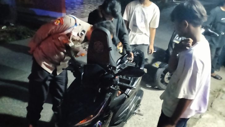 Memberantas kenakalan remaja, Pawas bersama Anggota Polsek Kresek lakukan Patroli Mobile di Desa Tamiang Kecamatan Gunung Kaler Kabupaten Tangerang